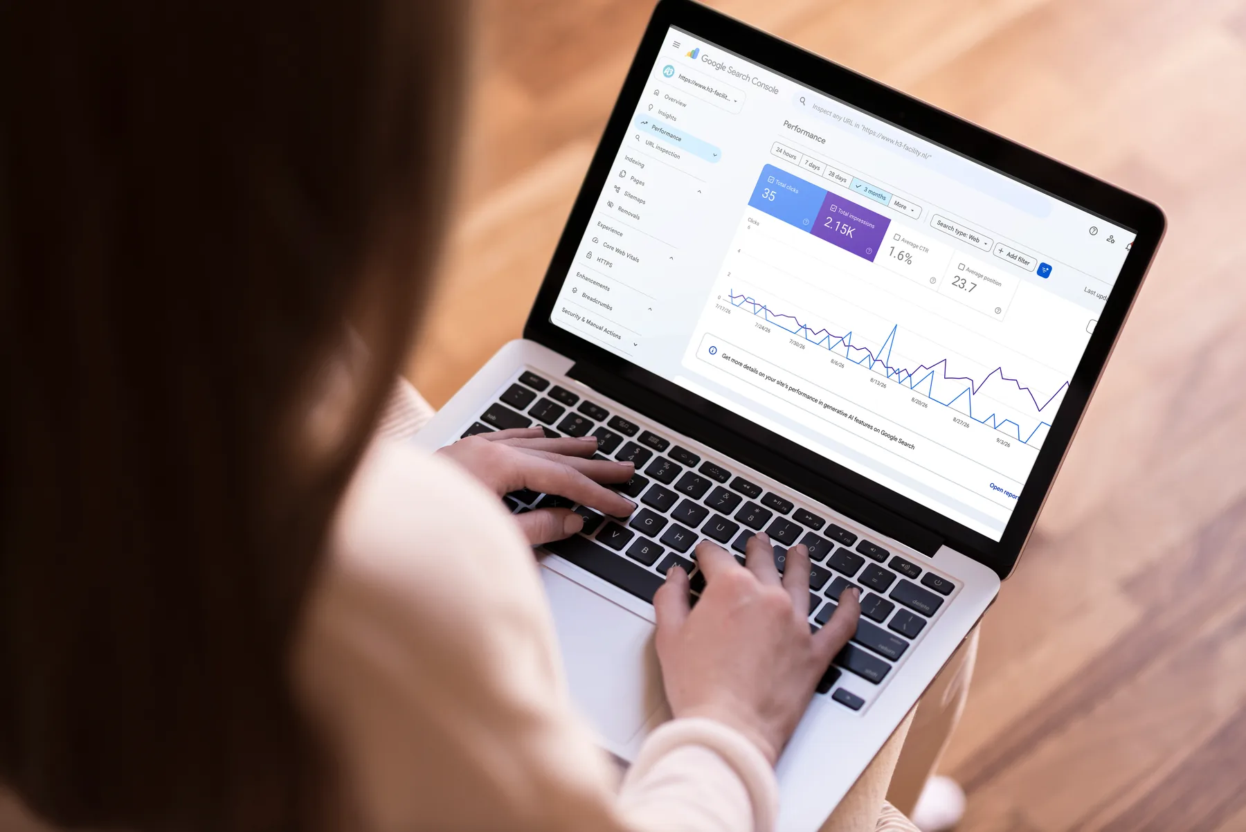 Handen op een MacBook met de Search Console van H3 Facility: klikken en vertoningen van een schoonmaakbedrijf