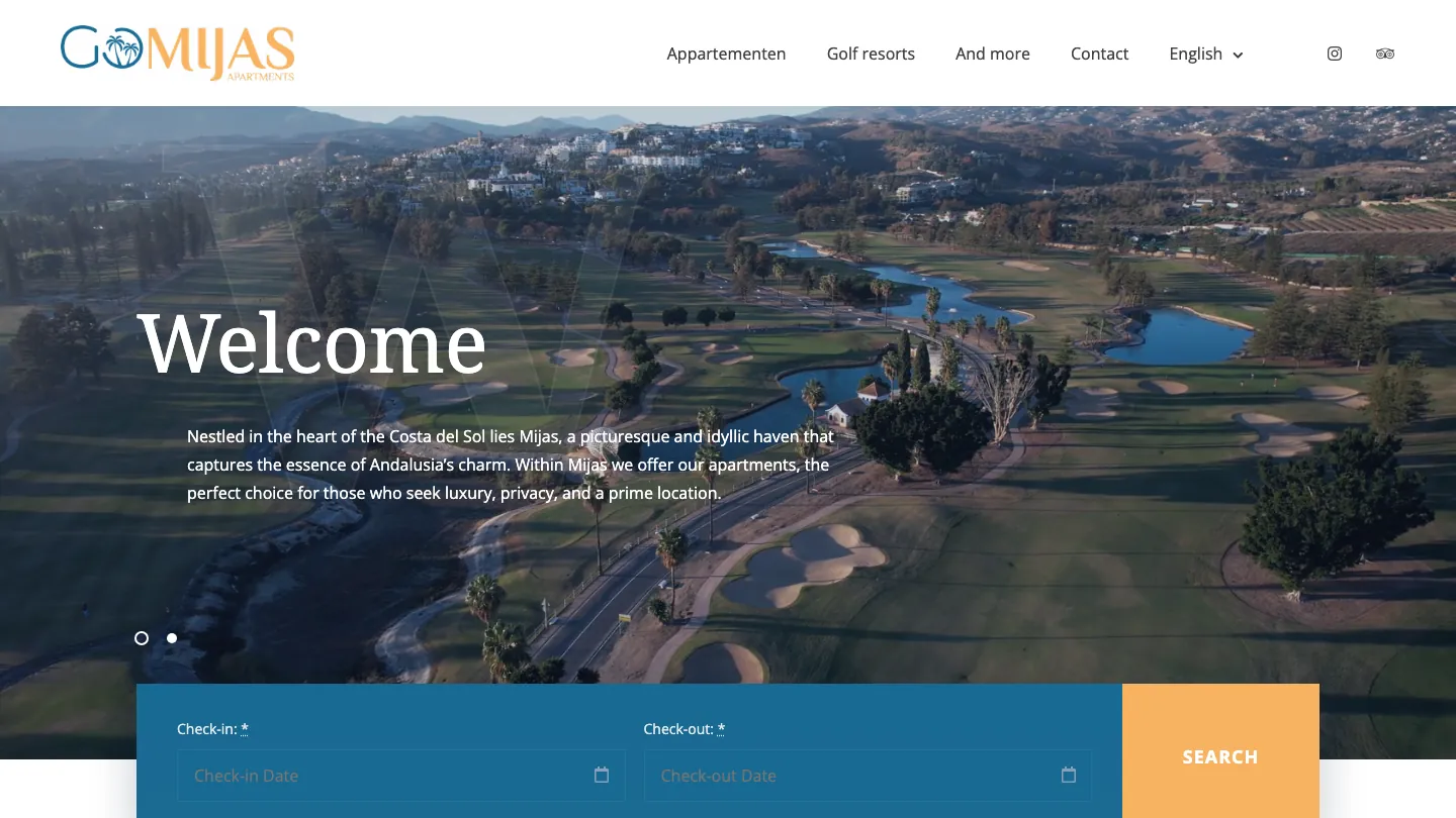 Schermafdruk van gomijas.com: een luchtfoto van een golfbaan met vijvers en palmen in de heuvels van Mijas, de kop Welcome en onderin een zoekbalk met Check-in, Check-out en Search