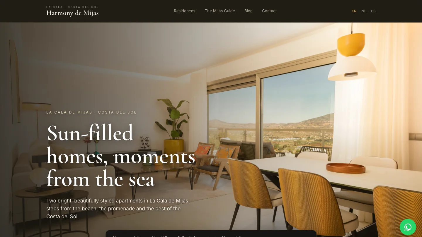 Schermafdruk van de site van Harmony de Mijas: een lichte kop over vakantieappartementen aan zee, met een foto van een eettafel en uitzicht